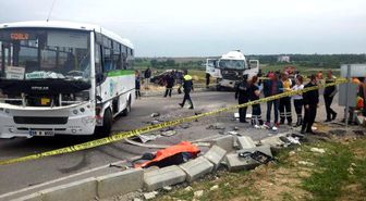 Beton Mikseri, Midibüsle Çarpıştı: 2 Ölü, 17 Yaralı