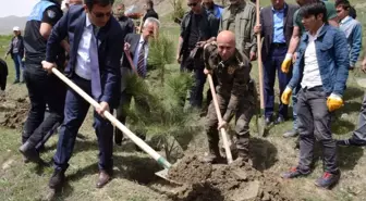 Hakkari Polisi Öğrencilerle Fidan Dikti