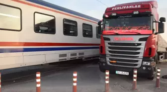 Tren Tıra Çarptı