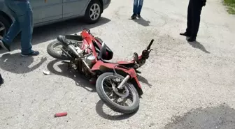 Motosiklet ile Otomobil Çarpıştı: 3 Yaralı