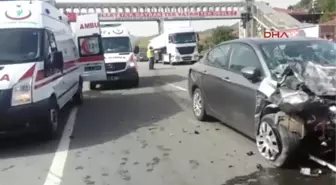 Sakarya Otomobil Kırmızı Işıkta Duran Otomobile Çarptı 7 Yaralı