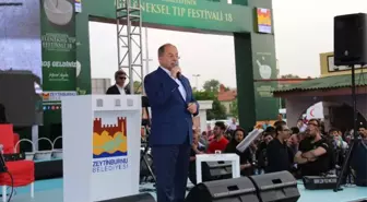 Bakan Akdağ, Merkezefendi Geleneksel Tıp Festivali'nde Mesir Macunu Dağıttı