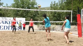 Elazığ'ın Denizi Olmayan Akçakiraz Beldesi'nde Plaj Voleybolu Oynanıyor