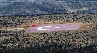 21 Dönümlük Türk Bayrağının Yeniden Boyanmasına Başlandı