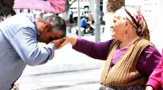 Atatürk Afişini Öpen Yaşlı Kadın Dha'ya Konuştu; 'Bu Zamanın Gençleri O'nun Kıymetini Bilsin'