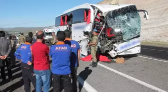 Elazığ'da Otobüs Tıra Çarptı: 2 Ölü, 30 Yaralı