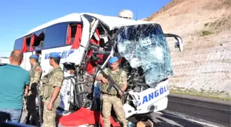 Elazığ'da Yolcu Otobüsü TIR'a Çarptı: 2 Ölü, 20 Yaralı