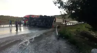 Kula'da Tır Devrildi: 1 Yaralı