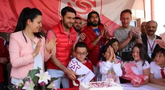 Sivasspor Şampiyonluk Pastasını Çocuklarla Kesti