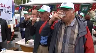 Bakırköy Meydanı'nda Tankerle Sıcak Süt Dağıtıldı