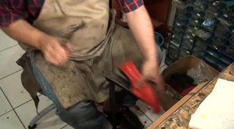 Eski Ayakkabıları Tamir Edip, İhtiyaç Sahiplerine Gönderiyor