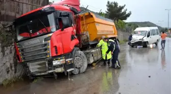 Karabük'te Minibüs Tır'a Çarptı: 5 Yaralı