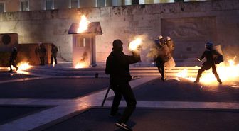 Yunanistan'da Memur ve Özel Sektör Çalışanları Meclisi Basıp Polise Molotoflarla Saldırdı
