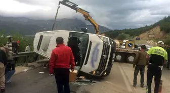 Isparta'da Yolcu Minibüsü ile Kamyon Çarpıştı: 18 Yaralı