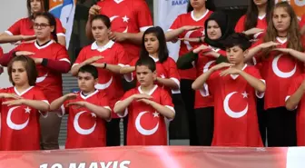 İstiklal Marşı'nı İşaret Diliyle Söylediler