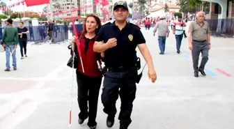 Kutlamalarda Mersin Polisinden Örnek Davranış