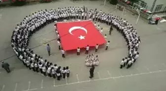 Yüzlerce Öğrencinin Ay-yıldızlı İstiklal Marşı Coşkusu