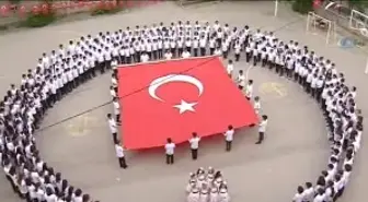 Yüzlerce Öğrencinin Ay-yıldızlı İstiklal Marşı Coşkusu