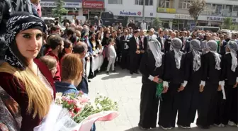 Hakkari'ye Gelen Heyet Davul Zurna ile Karşılandı