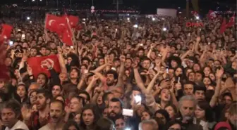 Izmir'de Havai Fişekli, Konserli Kutlama