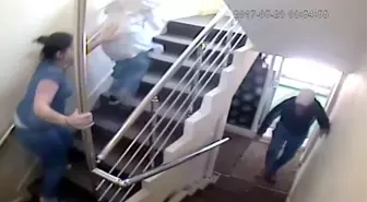 Oğlunu Görmek İçin Ekmek Bıçağıyla Kreşi Bastı