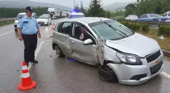 Samsun'da Otomobil Aydınlatma Direğine Çarptı: 2 Yaralı