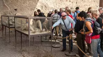 Turistler, Çaldıkları Kalıntıları 'Pompeii'nin Laneti' Korkusuyla Geri Yolluyor