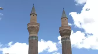 Gökmedrese'deki 750 Yıllık Çinilerin Asitle Temizlenip Boyandığı İddiası