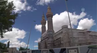 Gökmedrese'nin Çinilerinin Asitle Kazındığı Iddiası