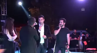 Konser Sahnesinde Sürpriz Evlenme Teklifi