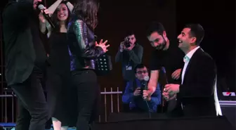 Konserde Sahneye Çıkıp Evlilik Teklif Etti