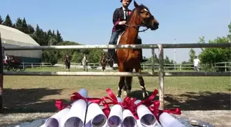 Atçılık ve Antrenörlüğü Mezunlarından Diplomalı Gösteri