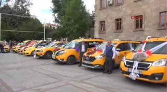 Isparta Yenilenen Taksilere 'Kadına Şiddete Hayır' Çıkartması Yapıştırıldı