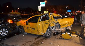 İzmir'de Trafik Kazası: 2 Ağır Yaralı