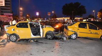 İzmir'de Trafik Kazası: 2 Yaralı