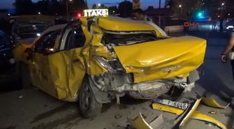 Izmir-Otomobil, Park Halindeki 2 Taksiye Çarptı: 2 Yaralı