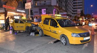 Otomobil, Park Halindeki 2 Taksiye Çarptı: 2 Yaralı