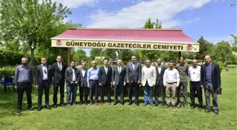 Vali Aksoy Gazetecilerle Bir Araya Geldi