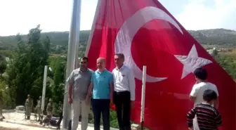 Adıyaman'da Ki En Büyük Bayrak Dakuyucak Köyünde Dalgalanıyor