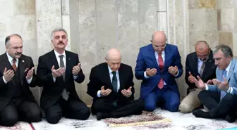 Ülkücü Şehitleri Anmasına Damga Vuran Fotoğraf! Bahçeli Bağdaş Kurdu, Dua Etti