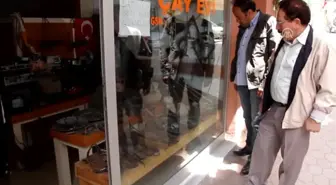 Eski Eşyaları Dükkanında Sergiliyor