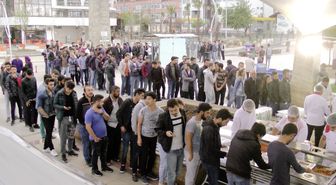 İftar Sofralarında Uzun Kuyruklar Oluştu