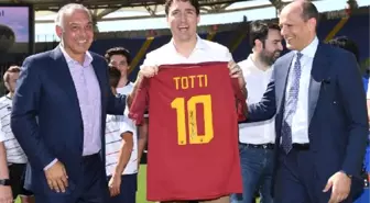 Totti Formasıyla Poz Veren Kanada Başbakanı: Dünyada Eşi Olmayan Bir Vedaydı