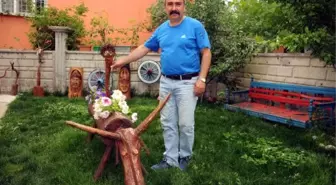 Aykut Öğretmen, Kurduğu Atölyede Heykel ve Rölyef Yapıyor