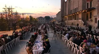 Binler Fatih Camii Avlusunda Iftar Yaptı