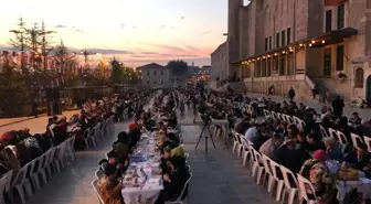 Binlerce Vatandaş Fatih Camii Avlusunda İftar Yaptı