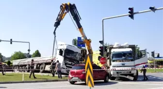 Kazada Camdan Fırlayıp Kamyon Şoförü Tır Altında Öldü