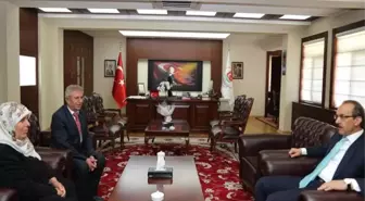 Vali Yavuz Yılın Annesini Makamında Ağırladı