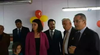 Eşine Doğum Günü Hediyesi Olarak Kütüphane Hediye Etti