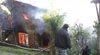 Kastamonu'da 2 Ev Yanarak Kül Oldu